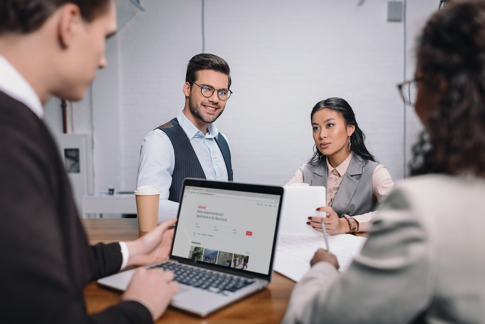 Comment évaluer la satisfaction des locataires de son bien immobilier avec une conciergerie Airbnb ?