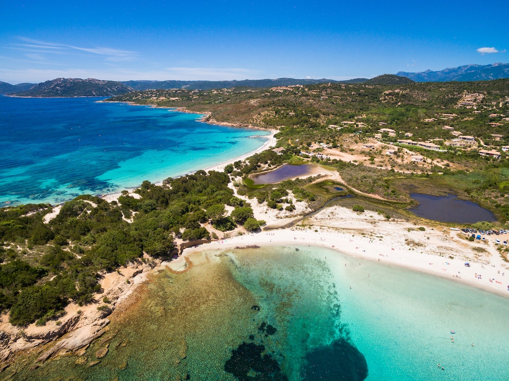 Investir dans l'immobilier en Corse : opportunités et défis