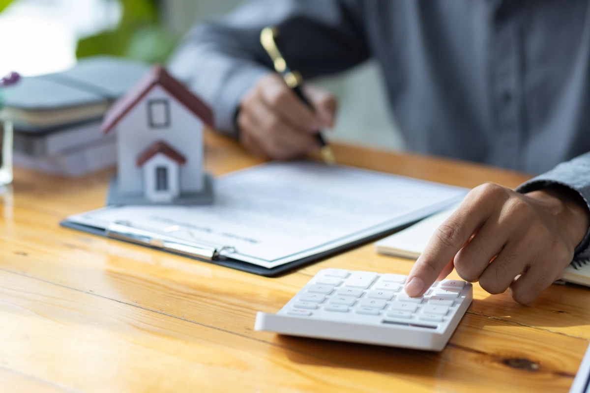 Naviguer dans la tempête : Maîtriser l'art de l'investissement immobilier en période de turbulences