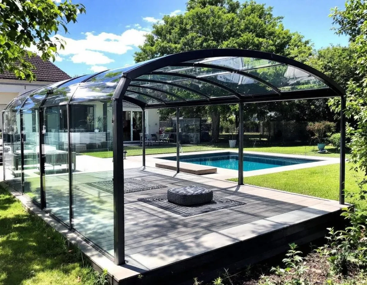 Installez un abri de piscine haut de gamme à Villefranche-sur-Saône : Protégez votre investissement avec style